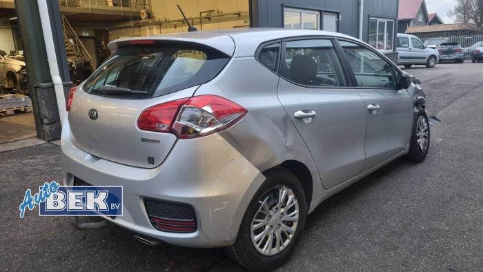 Usados Ventanilla triangular derecha detrás Kia Cee'd (JDB5) 1.4i 16V Precio de solicitud ofrecido por Auto Bek