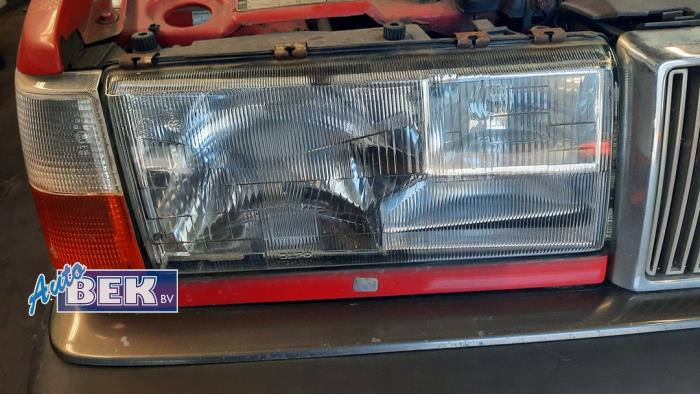 Używane Reflektor prawy Volvo 940 I Estate 2.3i Cena € 60,00 Procedura marży oferowane przez Auto Bek