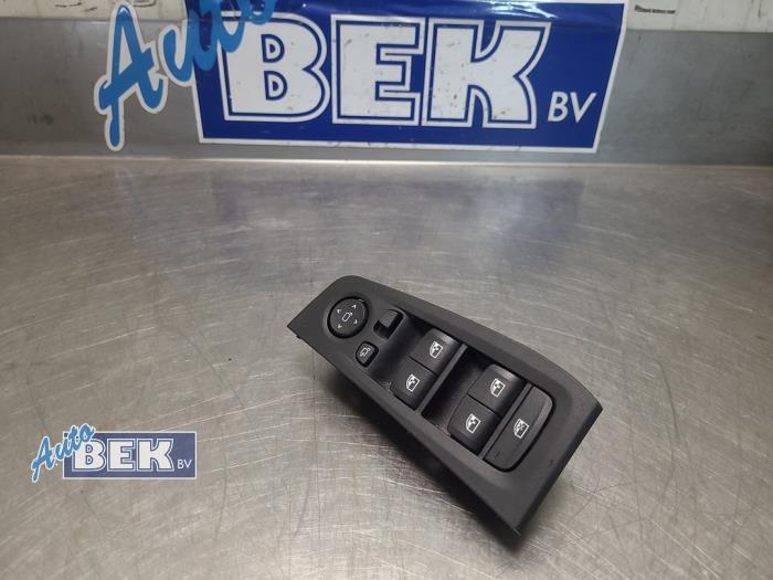 Używane Przelacznik combi okienny BMW 1 serie (F40) 116d 1.5 12V TwinPower Cena € 39,00 Procedura marży oferowane przez Auto Bek