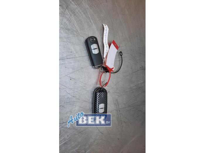 Usados Llave Mazda 2 (DJ/DL) 1.5 SkyActiv-G 90 M Hybrid Precio € 20,00 Norma de margen ofrecido por Auto Bek