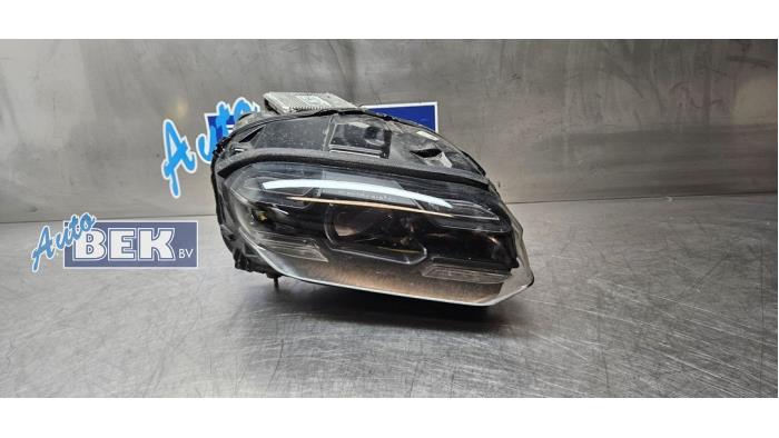 Używane Reflektor prawy Porsche Taycan Sport Turismo (Y1C) GTS 93 kWh Cena € 899,99 Procedura marży oferowane przez Auto Bek