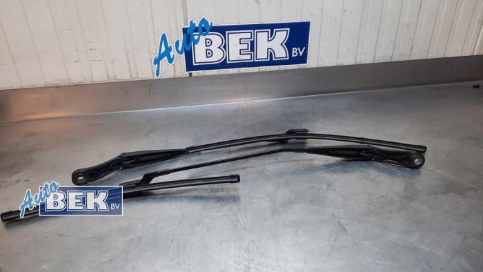 Gebrauchte Scheibenwischerarm-Set Peugeot 308 (L3/L8/LB/LH/LP) 1.2 12V e-THP PureTech 130 Preis € 35,00 Margenregelung angeboten von Auto Bek