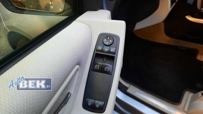 Usados Interruptor combinado de ventanillas Mercedes B (W245) 2.0 B-200 16V Precio € 35,00 Norma de margen ofrecido por Auto Bek