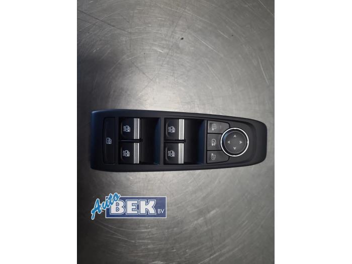 Usados Interruptor combinado de ventanillas Renault Austral 1.2 Mild Hybrid Advanced 130 Precio € 85,00 Norma de margen ofrecido por Auto Bek