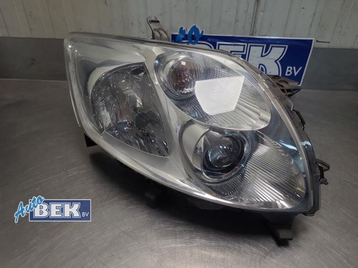 Używane Reflektor prawy Toyota Auris Cena € 200,00 Procedura marży oferowane przez Auto Bek