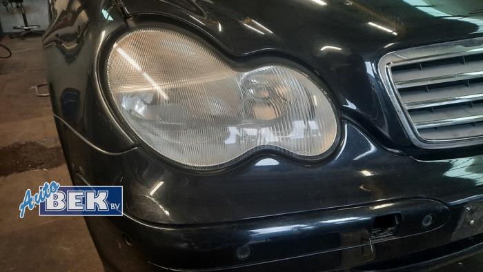 Używane Reflektor prawy Mercedes C Combi (S203) 1.8 C-180K 16V Cena € 60,00 Procedura marży oferowane przez Auto Bek