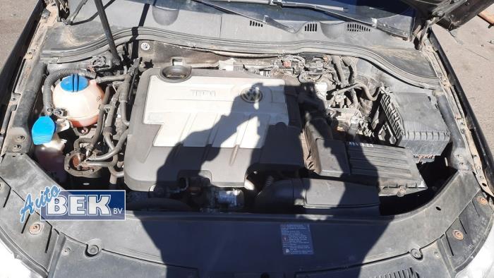 Motor van een Volkswagen Passat Variant (3C5) 2.0 TDI 16V 135 2008