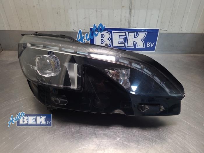 Używane Reflektor prawy Peugeot 5008 II (M4/MC/MJ/MR) 2.0 BlueHDi 180 16V Cena na żądanie oferowane przez Auto Bek