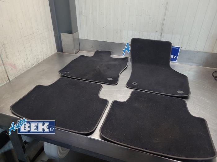 Car floor mat set