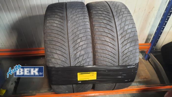Używane Opona zimowa Cena na żądanie oferowane przez Auto Bek