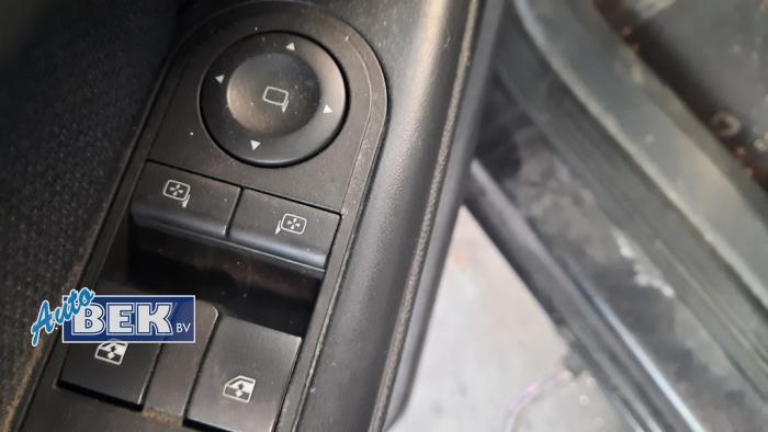 Używane Przelacznik combi okienny Opel Astra H (L48) 1.6 16V Twinport Cena € 35,00 Procedura marży oferowane przez Auto Bek