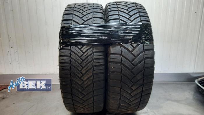 Używane Opona Cena na żądanie oferowane przez Auto Bek