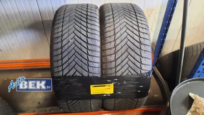 Używane Opona Cena na żądanie oferowane przez Auto Bek