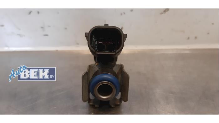Injector (petrol injection) from a Infiniti FX (S51) 35 3.5i 24V AWD 2004