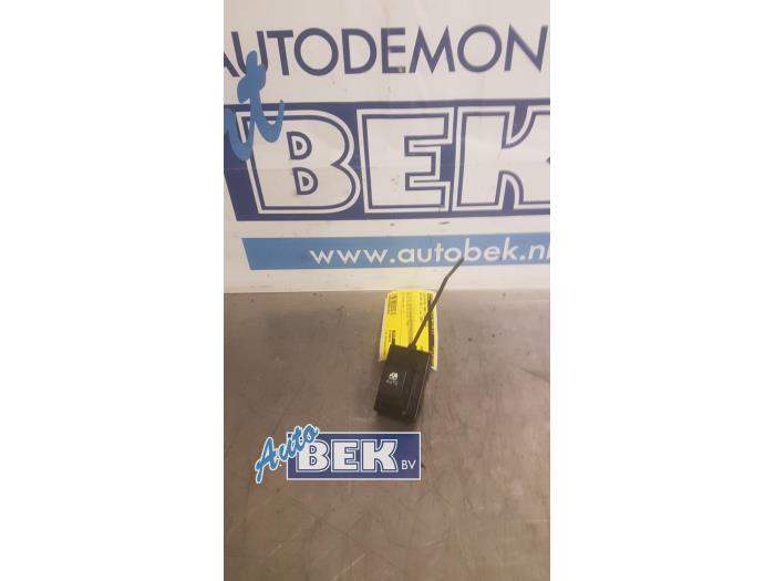 Usados Interruptor de ventanilla eléctrica Kia Pro cee'd (EDB3) 2.0 CRDi 16V Precio € 12,50 Norma de margen ofrecido por Auto Bek