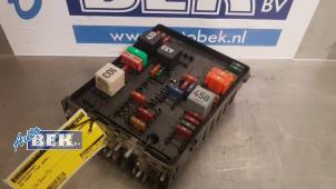 Usagé Boîte à fusibles Volkswagen Caddy III (2KA,2KH,2CA,2CH) 2.0 SDI Prix € 94,00 Règlement à la marge proposé par Auto Bek