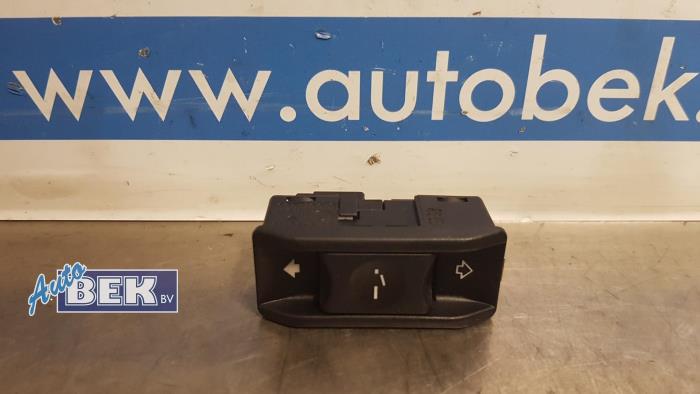 Używane Przelacznik szyberdachu BMW 5 serie (E60) 530i 24V Cena € 10,00 Procedura marży oferowane przez Auto Bek