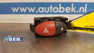 Usagé Commutateur éclairage d'urgence Renault Twingo II (CN) 1.2 16V LEV Prix € 25,00 Règlement à la marge proposé par Auto Bek