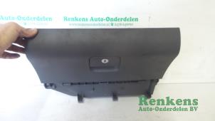 Używane Schowek w desce rozdzielczej Volkswagen Polo IV (9N1/2/3) 1.9 TDI 100 Cena € 25,00 Procedura marży oferowane przez Renkens Auto-Onderdelen B.V.