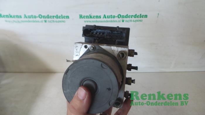 Usagé Bloc ABS Renault Scénic II (JM) 1.5 dCi 80 Prix € 75,00 Règlement à la marge proposé par Renkens Auto-Onderdelen B.V.