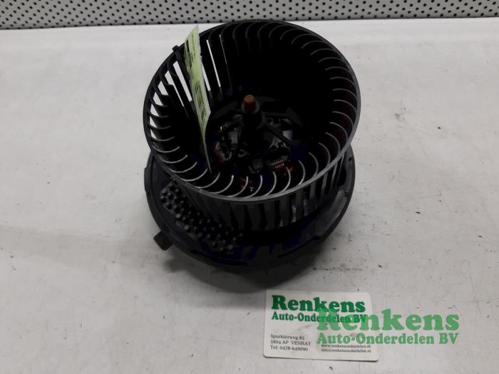 Heating and ventilation fan motor from a Volkswagen Jetta III (1K2) 2.0 TDI DPF 140 2008