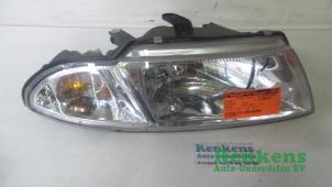 Używane Reflektor prawy Mitsubishi Carisma 1.8 GDI 16V Cena € 40,00 Procedura marży oferowane przez Renkens Auto-Onderdelen B.V.