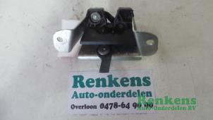 Gebrauchte Schließmechanik Heckklappe Peugeot 107 1.0 12V Preis € 15,00 Margenregelung angeboten von Renkens Auto-Onderdelen B.V.