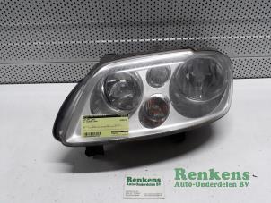 Used Headlight, left Volkswagen Touran (1T1/T2) 2.0 TDI 16V 140 Price € 50,00 Margin scheme offered by Renkens Auto-Onderdelen B.V.