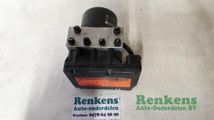Begagnade ABS-pump Volkswagen Golf IV (1J1) 1.4 16V Pris € 50,00 Marginaltabell erbjuds av Renkens Auto-Onderdelen B.V.