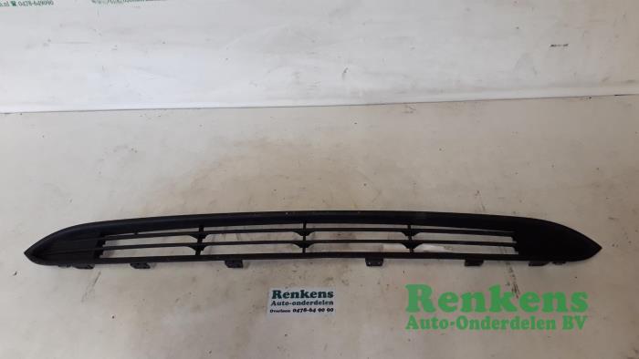 Używane Grill Fiat Punto Evo (199) 1.3 JTD Multijet 85 16V Euro 5 Cena € 20,00 Procedura marży oferowane przez Renkens Auto-Onderdelen B.V.
