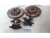 Brake disc + block front from a Opel Astra H (L48), 2004 / 2014 1.4 16V Twinport, Hatchback, 4-dr, Petrol, 1.364cc, 66kW (90pk), FWD, Z14XEP; EURO4, 2004-03 / 2010-10 2007