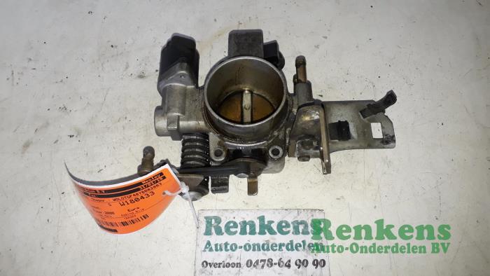 Throttle body from a Opel Astra G (F08/48) 1.6 16V 2000