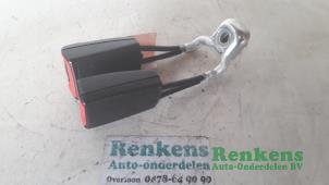 Używane Wtyk pasa bezpieczenstwa srodek tyl Seat Ibiza IV (6J5) 1.4 16V Cena € 25,00 Procedura marży oferowane przez Renkens Auto-Onderdelen B.V.