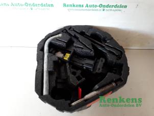 Used Tool set Volkswagen New Beetle (9C1/9G1) 1.6 Price € 25,00 Margin scheme offered by Renkens Auto-Onderdelen B.V.