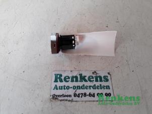 Używane Przelacznik swiatel awaryjnych Citroen DS3 (SA) 1.6 e-HDi Cena € 20,00 Procedura marży oferowane przez Renkens Auto-Onderdelen B.V.