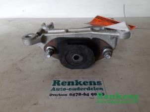 Używane Wspornik skrzyni biegów Renault Kangoo/Grand Kangoo (KW) 1.2 16V TCE Cena € 40,00 Procedura marży oferowane przez Renkens Auto-Onderdelen B.V.