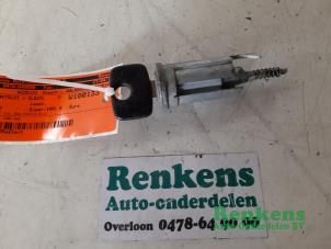 Używane Stacyjka + Kluczyk Opel Kadett E (39/49) 1.4i L,LS,GL Cena € 20,00 Procedura marży oferowane przez Renkens Auto-Onderdelen B.V.