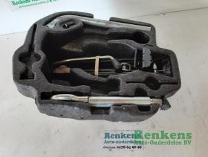 Used Tool set Volkswagen Fox (5Z) 1.2 Price € 25,00 Margin scheme offered by Renkens Auto-Onderdelen B.V.