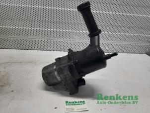 Used Power steering pump Peugeot 307 Break (3E) 1.6 HDiF 110 16V Price € 75,00 Margin scheme offered by Renkens Auto-Onderdelen B.V.