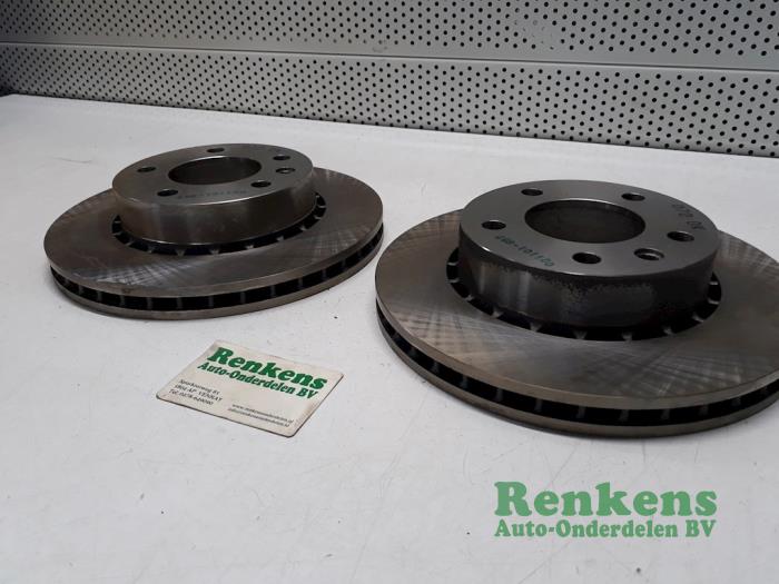 Front brake disc from a Opel Omega A (16/17/19) 2.0 i LS,GL,GLS,CD 1990