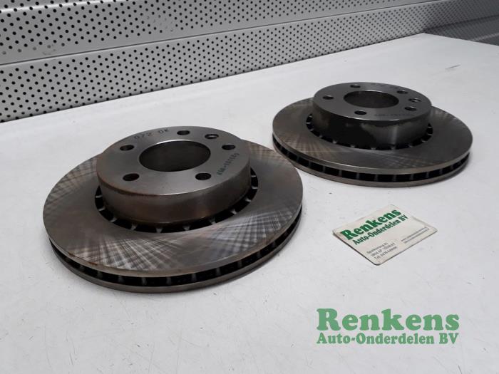 Front brake disc from a Opel Omega A (16/17/19) 2.0 i LS,GL,GLS,CD 1990