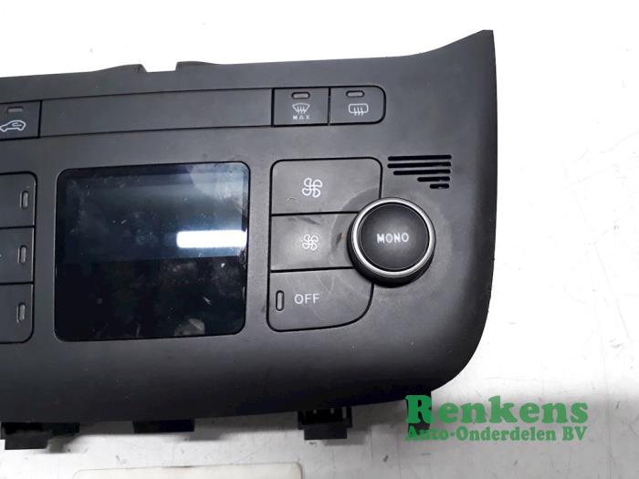 Panel de control de calefacción de un Fiat Punto Evo (199) 1.3 JTD Multijet 85 16V Euro 5 2012