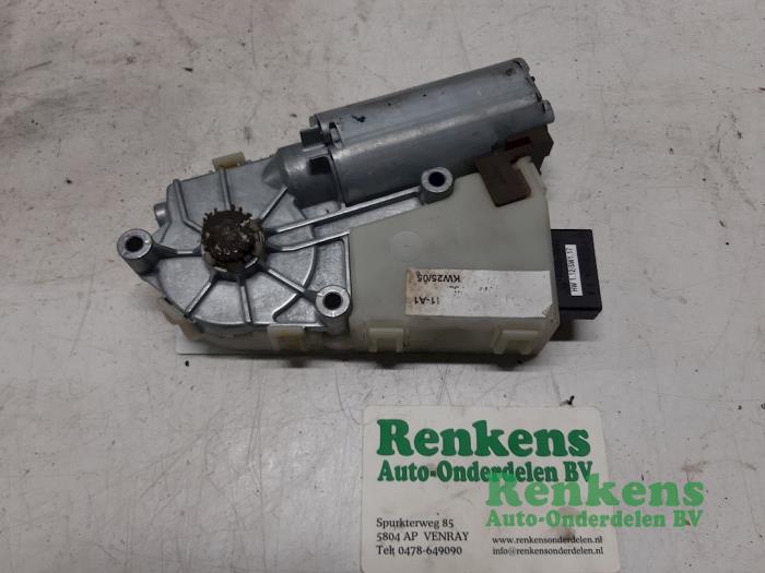 Sunroof motor from a Peugeot 307 SW (3H) 2.0 HDi 135 16V FAP 2008