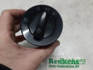 Usagé Commutateur lumière Volkswagen New Beetle (1Y7) 1.9 TDI Prix € 25,00 Règlement à la marge proposé par Renkens Auto-Onderdelen B.V.