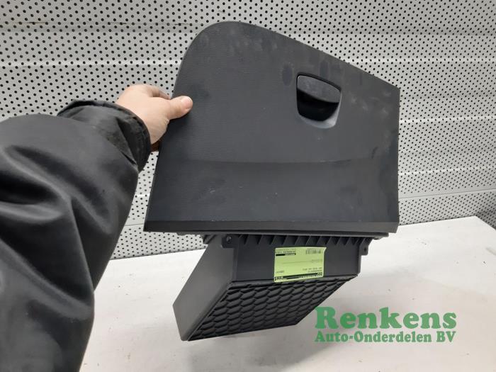 Begagnade Handskfack Seat Ibiza ST (6J8) 1.2 TDI Ecomotive Pris € 40,00 Marginaltabell erbjuds av Renkens Auto-Onderdelen B.V.