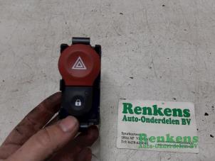 Usagé Commutateur éclairage d'urgence Renault Kangoo/Grand Kangoo (KW) 1.2 16V TCE Prix € 20,00 Règlement à la marge proposé par Renkens Auto-Onderdelen B.V.