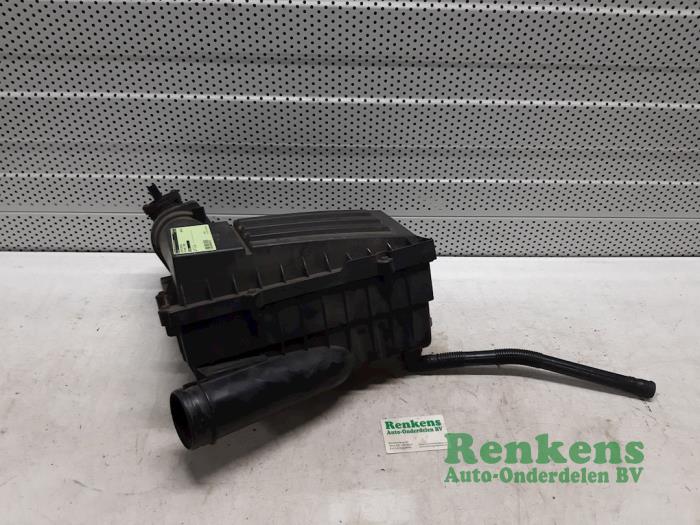 Begagnade Luftfilterhus Volkswagen Passat Variant (3C5) 2.0 TDI 140 Pris € 45,00 Marginaltabell erbjuds av Renkens Auto-Onderdelen B.V.