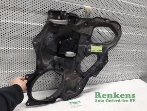 Używane Mechanizm szyby prawej tylnej wersja 4-drzwiowa Mazda 3 Sport (BK14) 2.0i 16V Cena € 40,00 Procedura marży oferowane przez Renkens Auto-Onderdelen B.V.