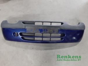 Używane Zderzak przedni Renault Twingo (C06) 1.2 Cena na żądanie oferowane przez Renkens Auto-Onderdelen B.V.