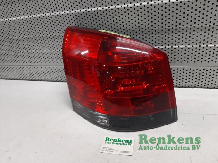 Taillight, left from a Opel Signum (F48) 2.2 DGI 16V 2005